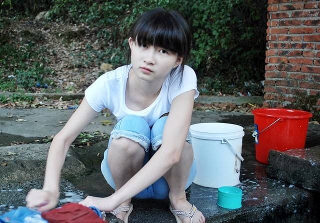 洗衣服的女人