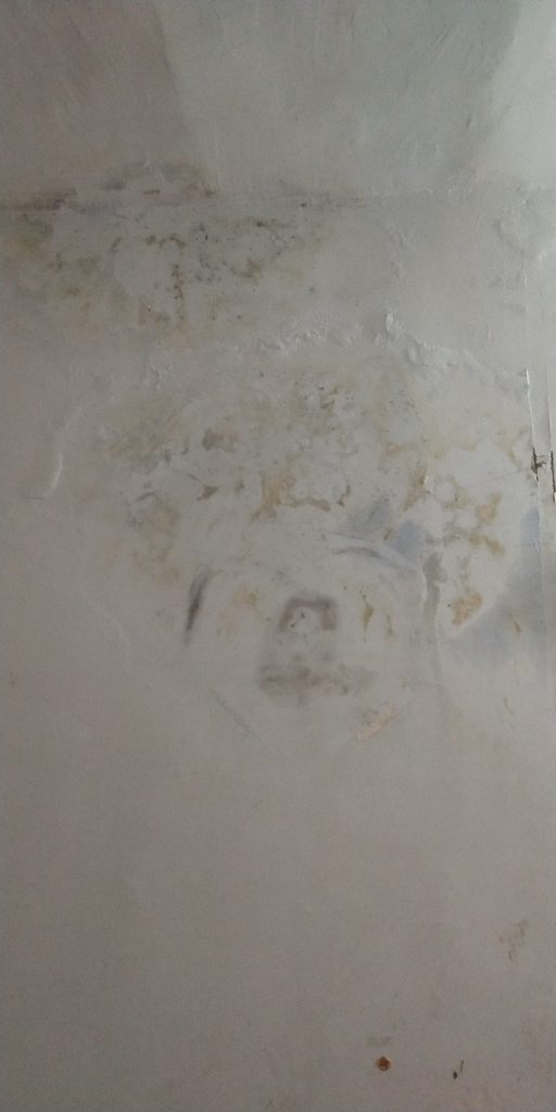 床头上墙面的人脸