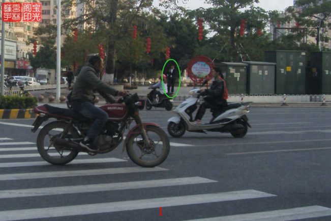 灵异照片：男子手抱“小情人”?