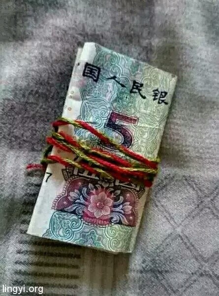 今天在医院外面检了五块钱，里面有纸条是怎么回事？