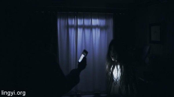 电话串线还是灵异事件？正和朋友打电话，电话里传来嘈杂声