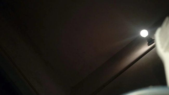 这是唯一一张看着不一样的照片,画面还是一样,就是背景暗了。影子也变了色了。