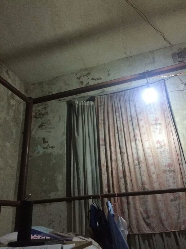 昨晚在床上玩手机，突然手上被滴一滴血