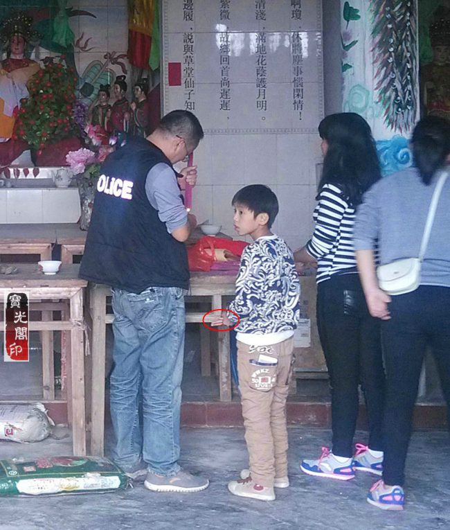 岭上仙姑庙，大家焚香拜仙姑