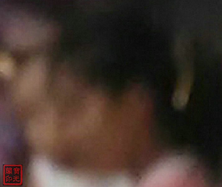 这位女孩的眼窝窝十分明显,与她抱着的婴儿一样,都没有眼睛。