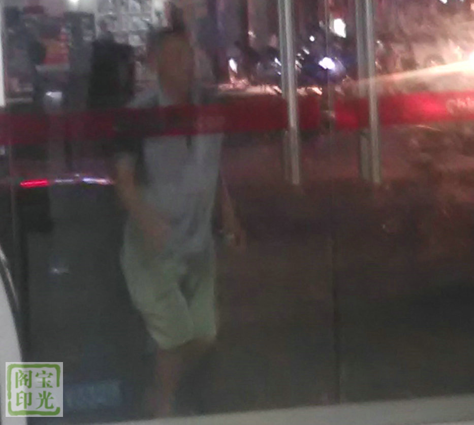 “穿女服的大男人”局部放大图