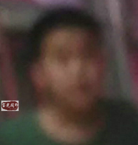 3、一位男孩的“特写”镜头:照片拉近虽然显得更虚浮,但没眼睛、“僵尸嘴”的特征却更明显。