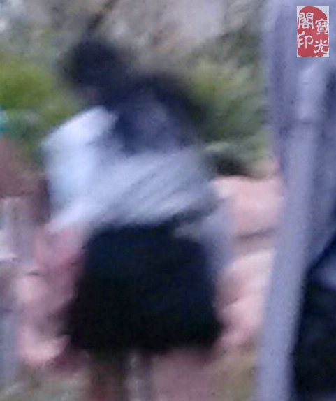 3、《小女孩背着什么东西》之二局部放大图。