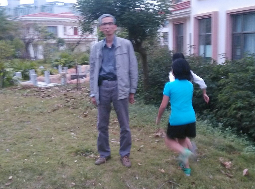 小女孩背着什么东西？