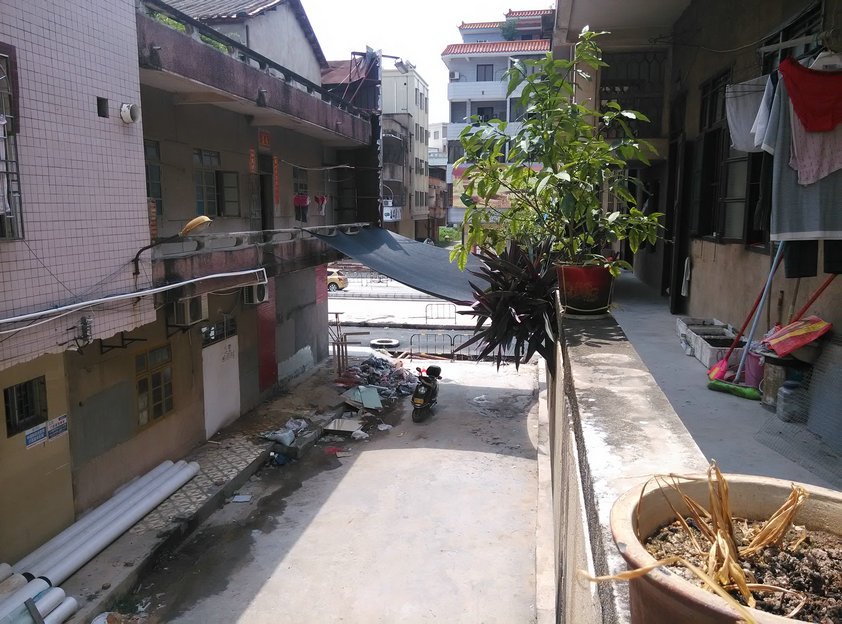 7、对比图之二:托瓶女后面的路段情况:路口因修筑大马路而不能通过,所以我只能开车从女子前面这边来(现实中来回都没有任何东西阻碍交通)。