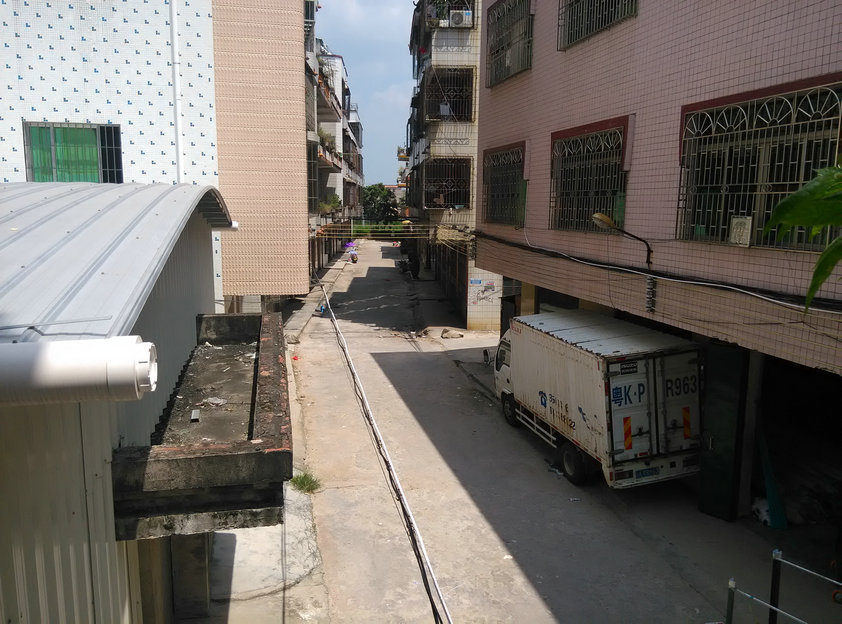 6、对比图之一:托瓶女走过的路段和前面堆放白色东西的地方。