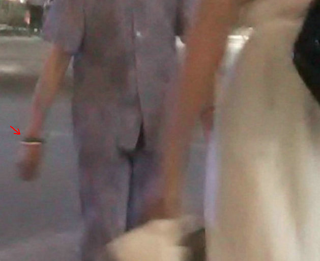 那只绿色的东西此时却完整地圈过了阿婆的手腕